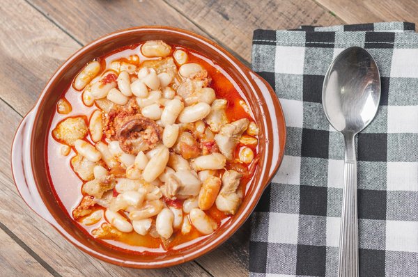 Comment intégrer un coin potager esthétique sans attirer les insectes nuisibles près de la zone de repas extérieur ?