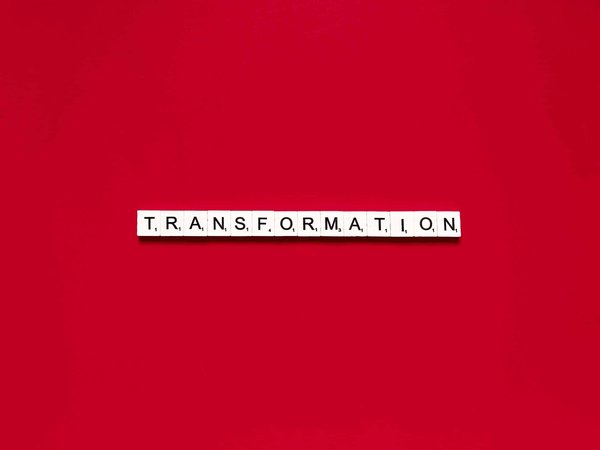 Quelles sont les étapes clés pour transformer une remise en atelier d'artiste?